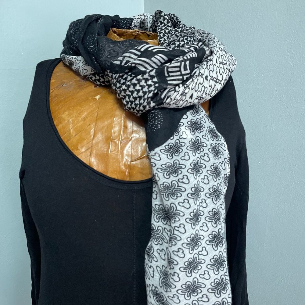 Black and White Fashion Scarf